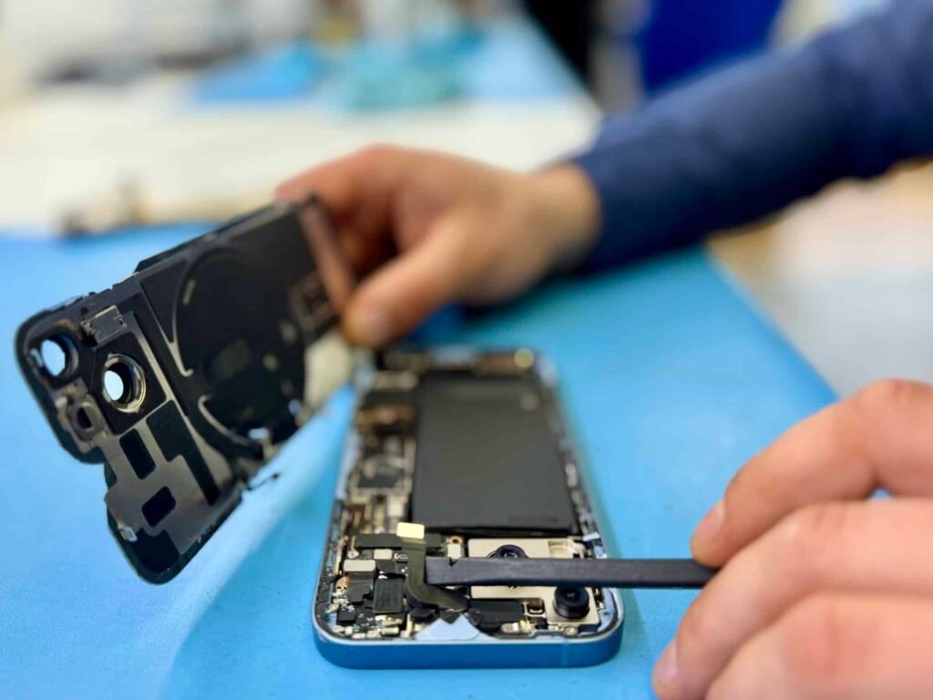 Fixfactor-iPhone-14-Disassembling-Back-Glass-and-Connectors-Disassembly